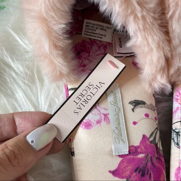 Victoria’s Secret Slippers Pink Faux Fur with Gift Bag 💕 - Picture 12 of 13